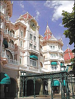 Click here to know DISNEYLAND PARIS' current TARIFFS, to check the AVAILABILITY of their hotels, and/or to book online your TICKETS and PACKAGES at the best price!