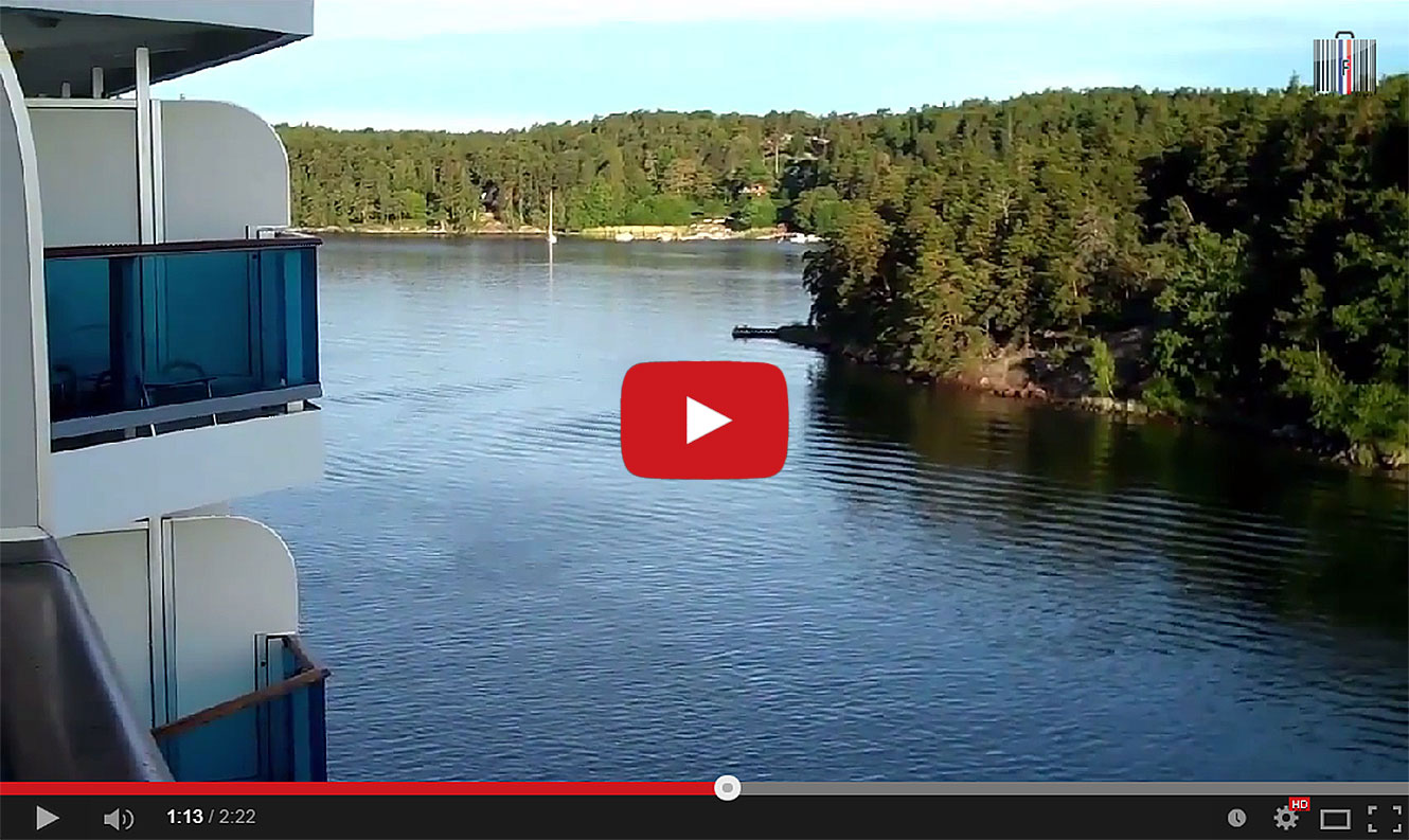 Aurore d'été sur la Baltique entre les îles de l'archipel de Stockholm (sw).