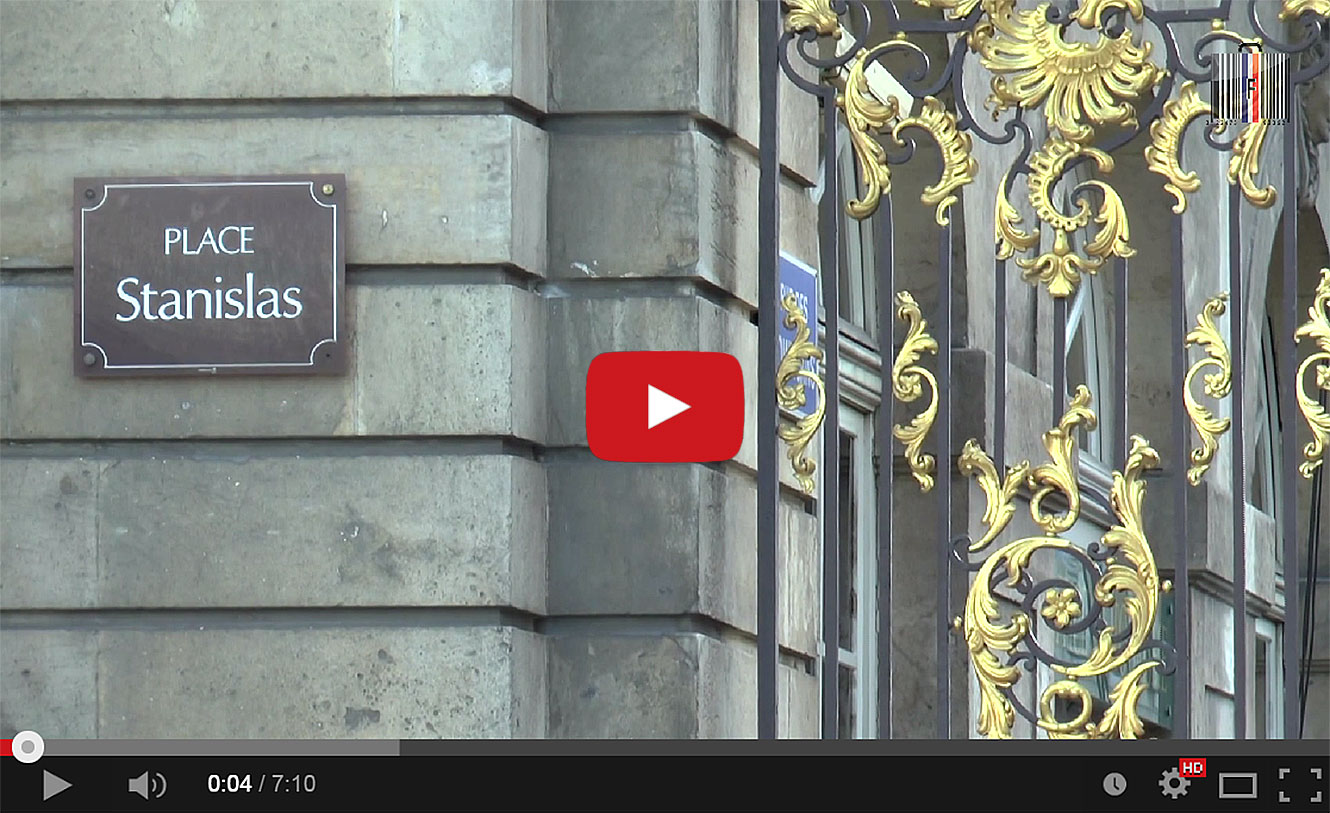 En suivant le guide dans les rues du centre historique de Nancy (54).