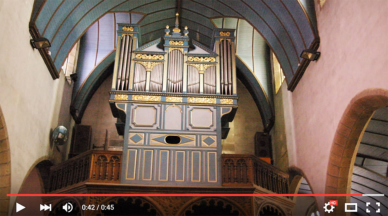 Véronique Le Guen à l'orgue Dallam de Crozon.