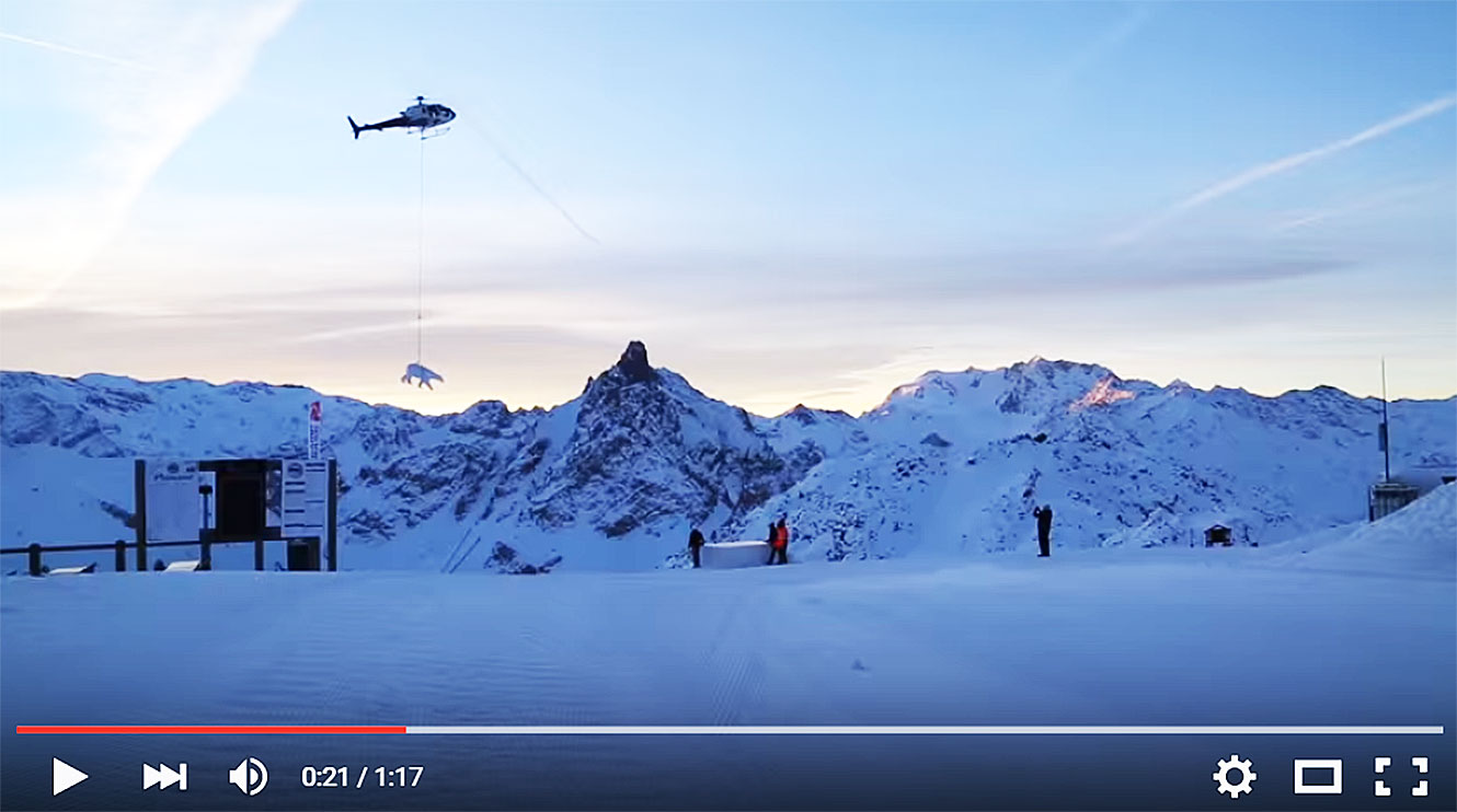 Courchevel - Dépose de l'oeuvre « Ours » de Richard Orlinski.