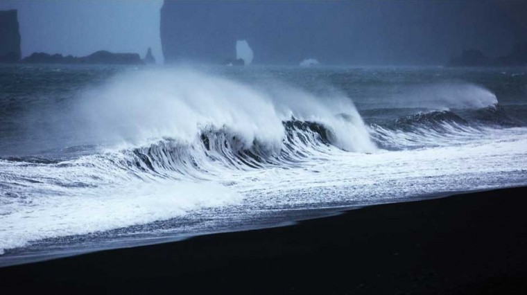 la magnifique plage de sable noir de Reynisfjara considérée comme l’une des plus belles du monde