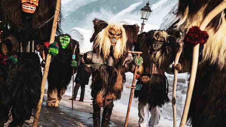 Ces personnages carnavalesques masqués sont des caractéristiques du Lötschental.