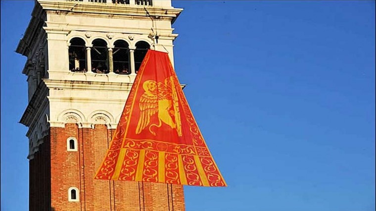 Il marque la fermeture du Carnaval de Venise et a lieu le Mardi Gras qui est le dernier mardi du Carnaval.