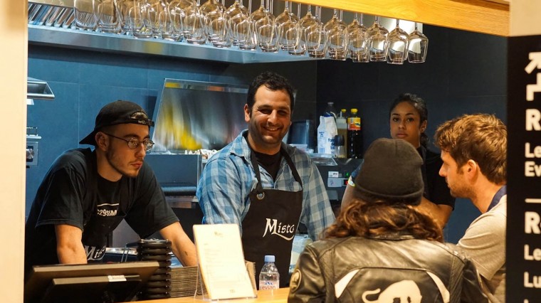 12 corners de chefs, 2 bars, 1 coffee shop et 240 places assises.