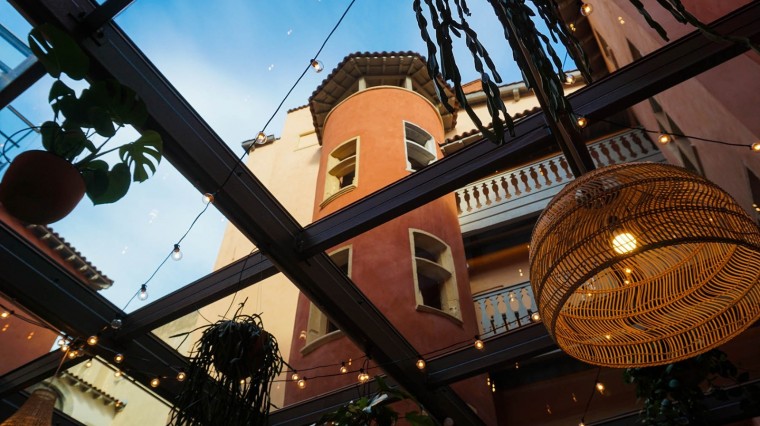 Sous la verrière centrale où l’on peut s’asseoir.