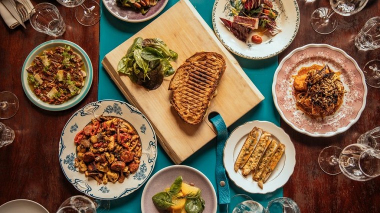 Assortiment de plats à partager.