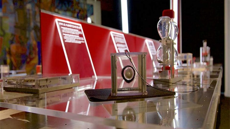 À travers cinq îlots, l’exposition répond de façon interactive à un grand nombre de questions sur le magnétisme.