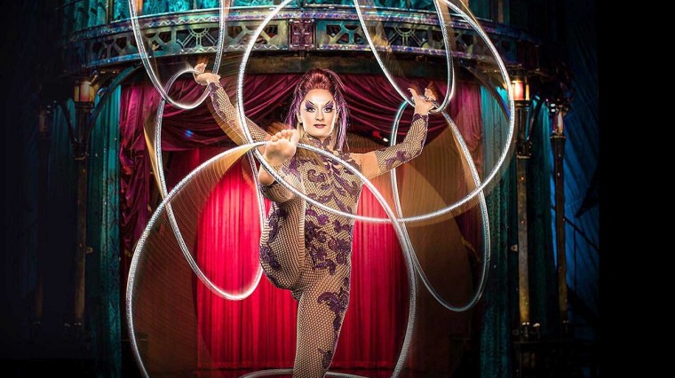 Jusqu’à 7 cerceaux s’enlacent dans une impressionnante démonstration de contorsion, de dextérité et d’équilibre.