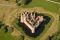 Un large fossé, une guérite à deux tours et de hauts créneaux font de Caerlaverock la quintessence de la forteresse médiévale.