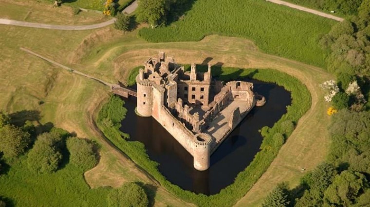Un large fossé, une guérite à deux tours et de hauts créneaux font de Caerlaverock la quintessence de la forteresse médiévale.