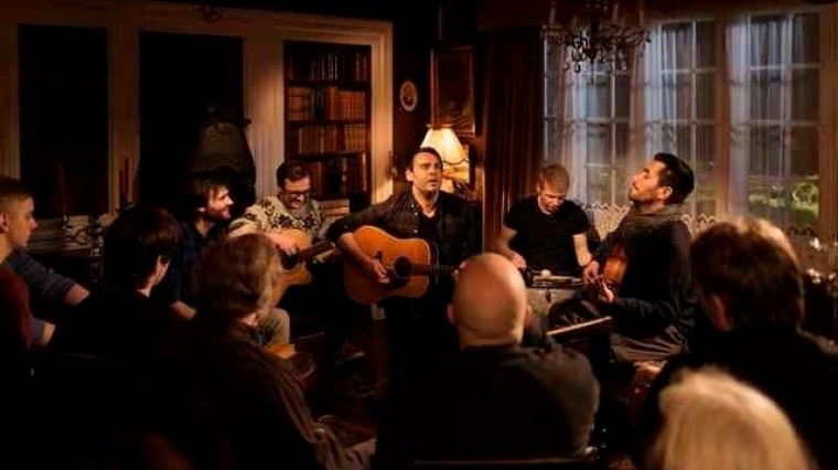 De célèbres chanteurs féroïens se produisent dans différentes maisons féroïennes.