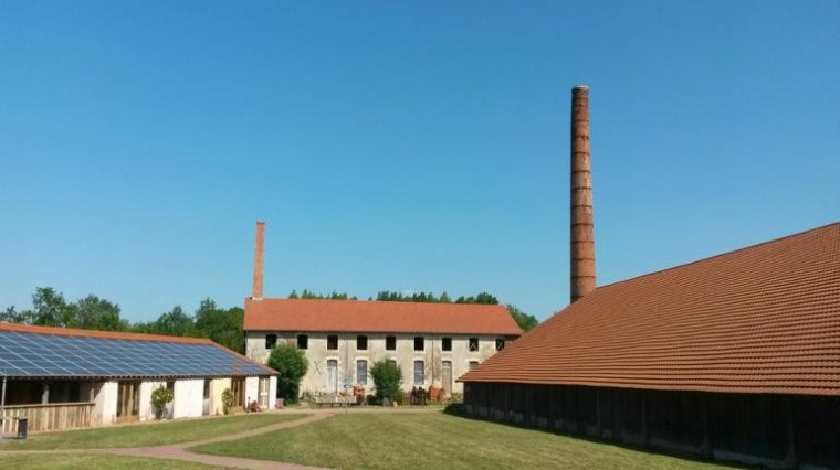 Au bord d'une rivière, à la campagne, proche d'un site naturel, dans un village.