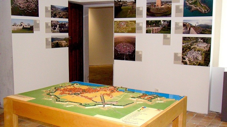 Salle consacrée aux fortifications de Vauban et à la peinture du XVIIIe siècle.