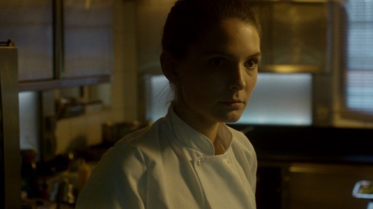 Maud, infirmière à domicile, s’installe chez Amanda, une célèbre danseuse fragilisée par la maladie qui la maintient cloîtrée dans son immense maison.