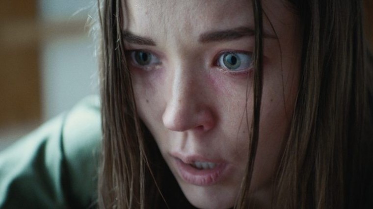 Laissant derrière elle un passé douloureux, Sarah veut poursuivre ses rêves ailleurs et déniche l’appartement parfait à Hollywood.