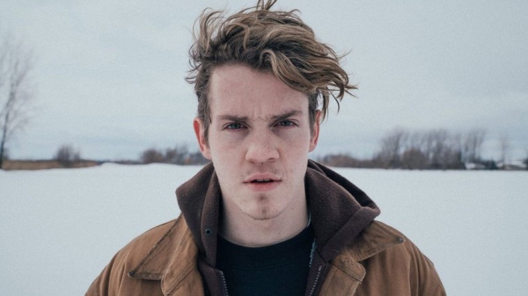 À Irénée-les-Neiges, une bourgade perdue qui compte à peine 215 âmes, un accident de la route coûte la vie à Simon Dubé, un jeune homme dans la fleur de l’âge.