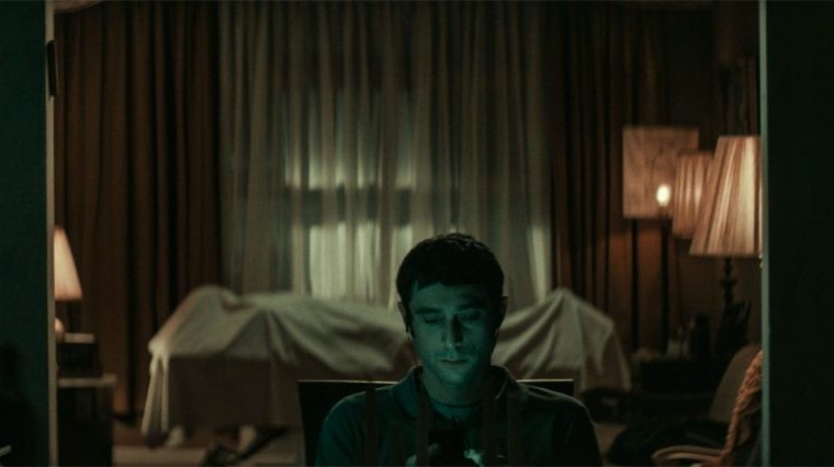 New York, Brooklyn. Après avoir quitté la communauté juive orthodoxe, Yakov, à court d’argent comme de foi, accepte d’assurer la veillée funèbre d’un membre décédé de ce groupe religieux.