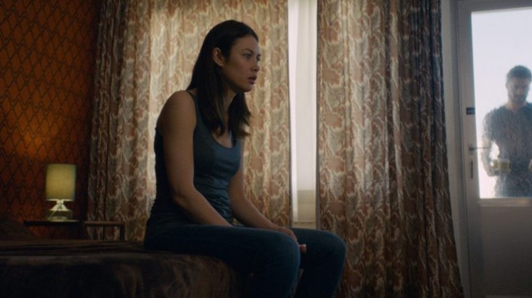 Kate et Matt, la trentaine, sont en quête d’authenticité. Le jeune couple décide de quitter la ville et achète une grande maison à rénover dans un coin reculé du Maryland.