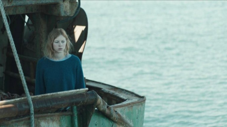 Dans le cadre de ses études, Siobhán, étudiante en biologie marine, doit passer une semaine sur un vieux chalutier rouillé. Elle se sent rapidement mise à l’écart par les membres de l’équipage.