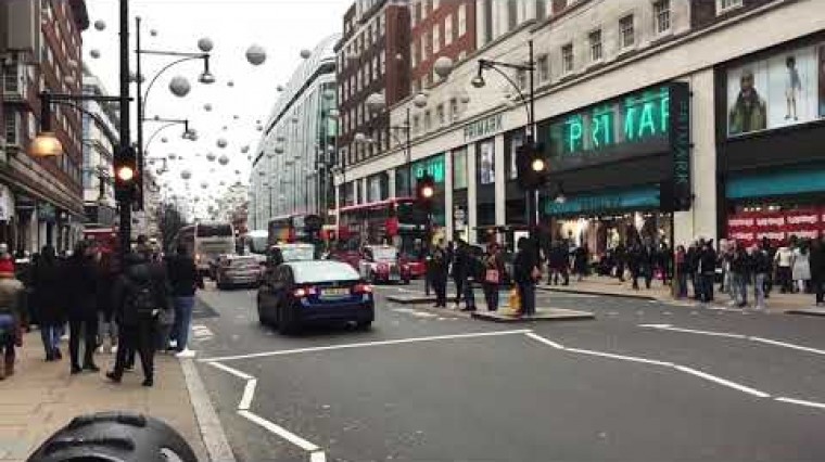 Certaines des meilleures ventes du lendemain de Noël peuvent être trouvées sur Oxford Street. Que vous recherchiez de la mode haut de gamme comme Zara, H&M et New Look pour des marques de créateurs dans le grand magasin Selfridges de renommée mondiale - il y aura de quoi calmer l'appétit d'achat de tout le monde.