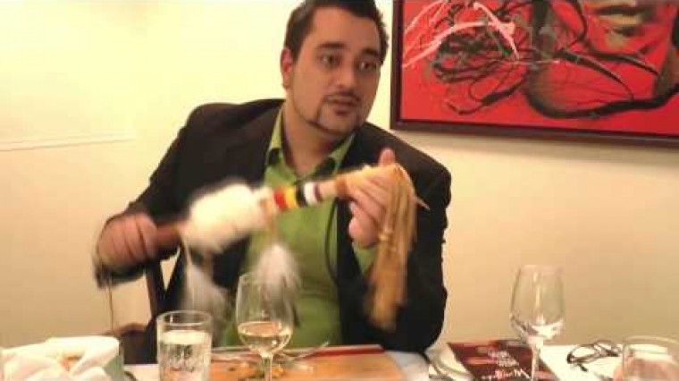 Avec son architecture inspirée des maisons-longues et des fumoirs traditionnels des wendats, cet hôtel propose...