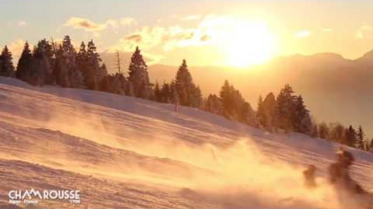 Descente au coucher du soleil en Yooner de la Croix de Chamrousse à 2250m jusqu'au bas de la station à 1650m.