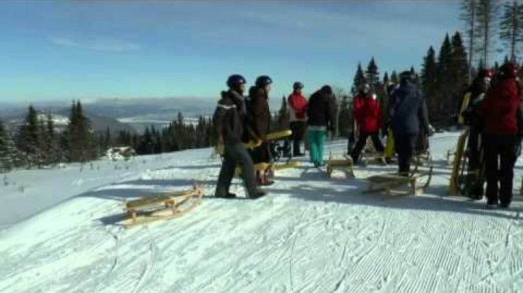 Ski et luge dans le massif, découverte du paysage par le train, la voiture et la motoneige.