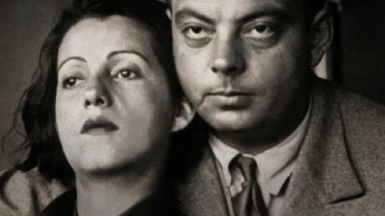Alors qu’il est en Amérique du Sud pour le travail, Antoine de Saint-Exupéry tombe amoureux d’une jeune femme salvadorienne.
