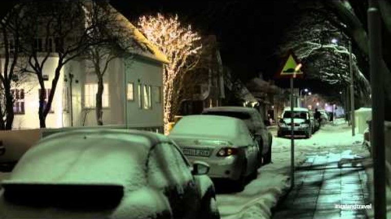 Découvrez l'atmosphère magique des semaines précédant Noël en Islande avec des lumières de Noël, des guirlandes et des arbres de Noël ornés. Profitez d'une visite privée dans le centre-ville, dégustez de délicieuses spécialités de Noël islandaises et découvrez les treize excentriques garçons de Noël et d'autres traditions de Noël uniques en Islande.