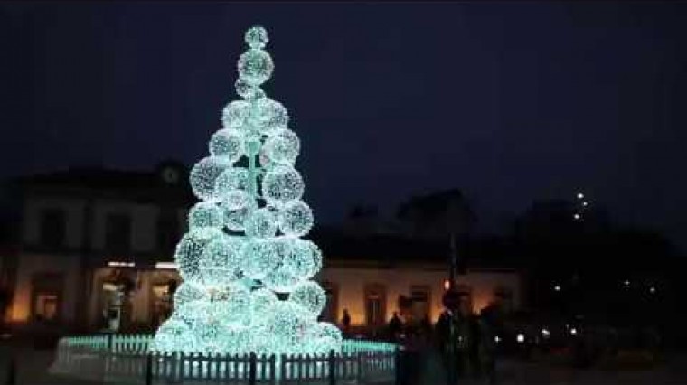 Vidéo Eau naturel qui vous fait visiter l'un des plus beaux marchés de noël d'Europe. Le marché de Montbéliard est connu surtout pour ses illuminations. Les premiers marchés de Noël ont fait leur apparition dès le XIVe siècle. On le retrouve surtout en Alsace et en Allemagne, sous la dénomination des marchés de Saint-Nicolas, (Klausenmärik). À la suite du mariage d'Henriette de Montfaucon avec Eberhard IV, Comte de Wurtemberg (1407), la Principauté de Montbéliard intègre le Saint Empire Romain germanique. La Cité des Princes va alors épouser cette tradition très vivace outre-Rhin, mais l’instauration du rendez-vous rythmant la période de l’avent tel qu’on le connaît aujourd’hui date de 1987.