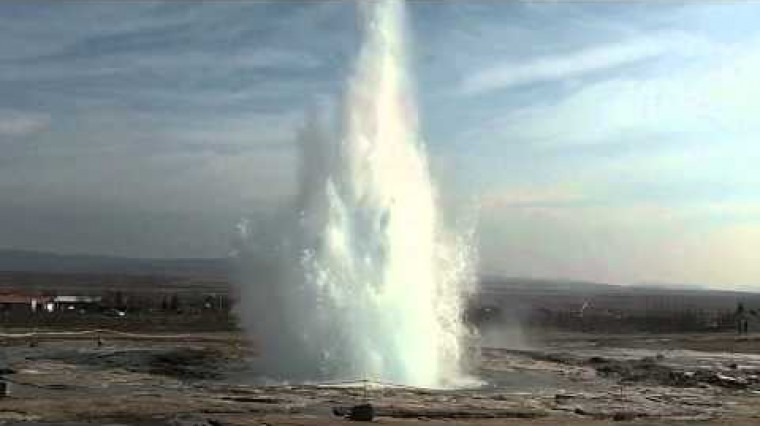 Le geyser Strokkur se trouve à Geysir, dans le Cercle d'Or islandais. Il se réveille toutes les cinq minutes et atteint une hauteur de 20 mètres.