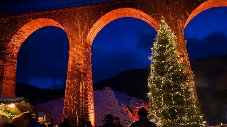 Vidéo: Le marché de Noël romantique et unique dans les gorges de Ravenne (Weihnachtsmarkt Ravennaschlucht) dans la haute Forêt-Noire est situé dans le village de Breitnau, directement sous le viaduc de la ligne de train 
