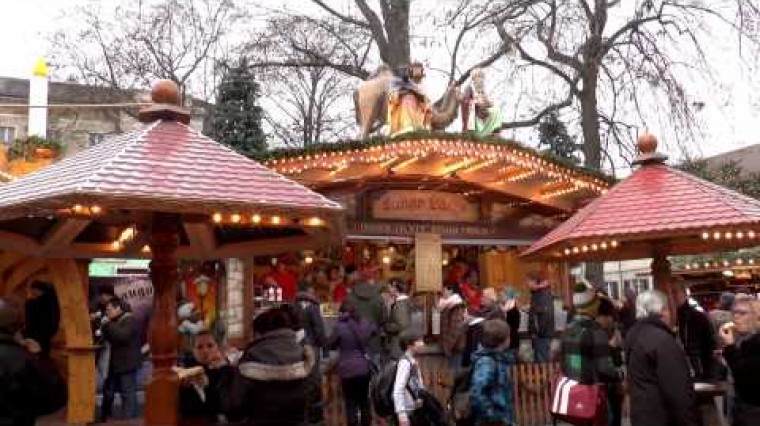 Vidéo: Arrivée à la gare de Karlsruhe, Check-in dans une autre époque à l'Hotel Schlosshotel Karlsruhe Bahnhofplatz, déambulation commentée en ville, réflexions au zoo, sur l'avenue de la guerre (Kriegstrasse), le marché de Noël, vers le château construit en 1715 par le comte Karl Wilhem von Baden-Durlach.