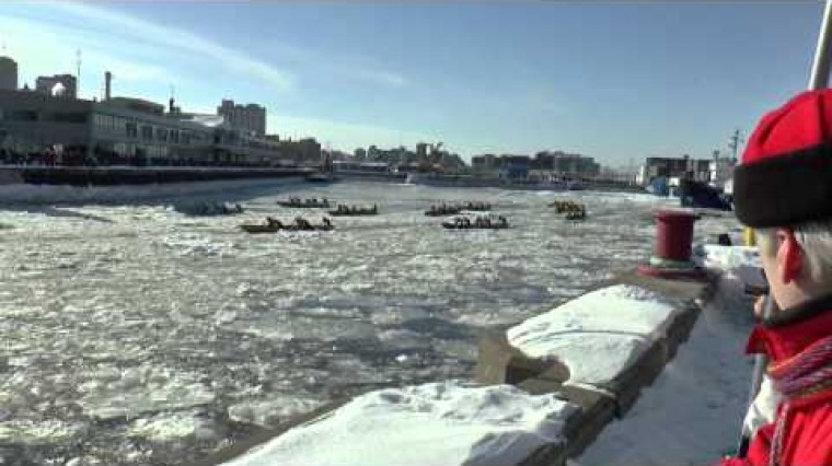 Départ Paris 13h25, arrivée Montréal 14h55, correspondance pour Québec départ 16h00, arrivée (de nuit) à 16h51. Transfert de l'aéroport de Québec...