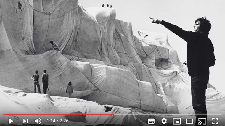 En 1969, Christo et Jeanne-Claude ont enveloppé un morceau de littoral à Little Bay à Sydney en Australie.