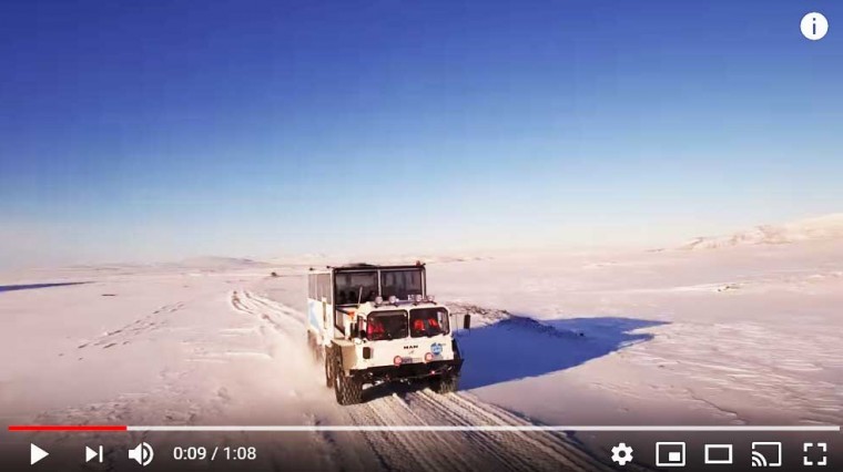 Les clients embarquent pour un voyage vers le deuxième plus grand glacier d'Islande.